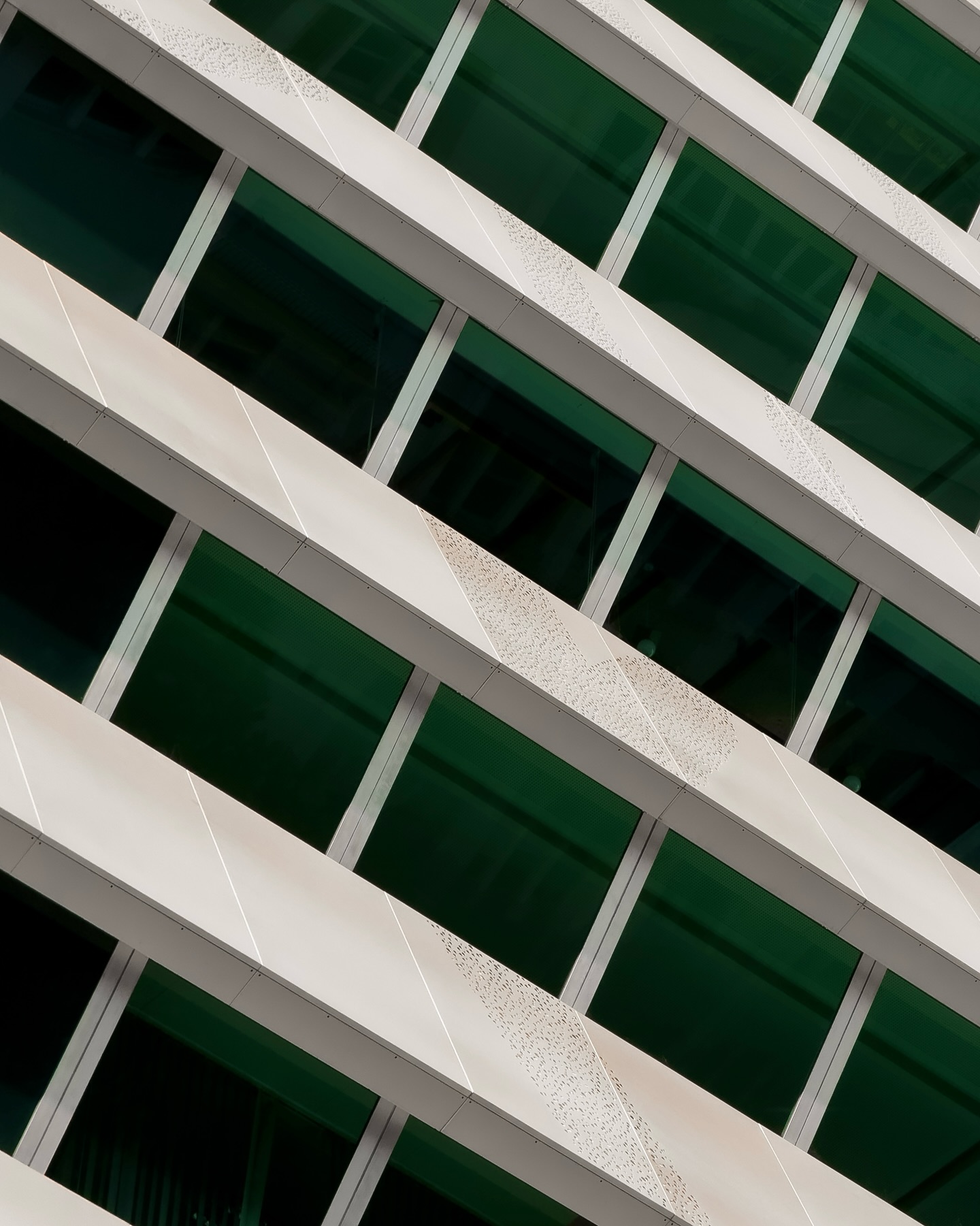 Between architecture and abstraction